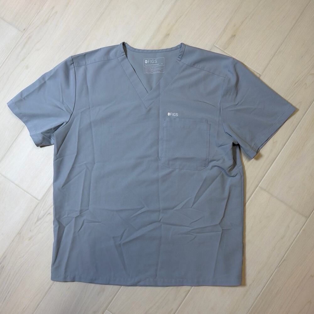 FIGS Men's Leon Three Pocket Scrub Top